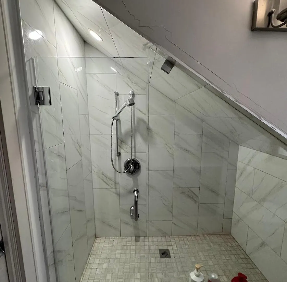 Spacious Townhouse Close To Dundas Square! Toronto Kanada