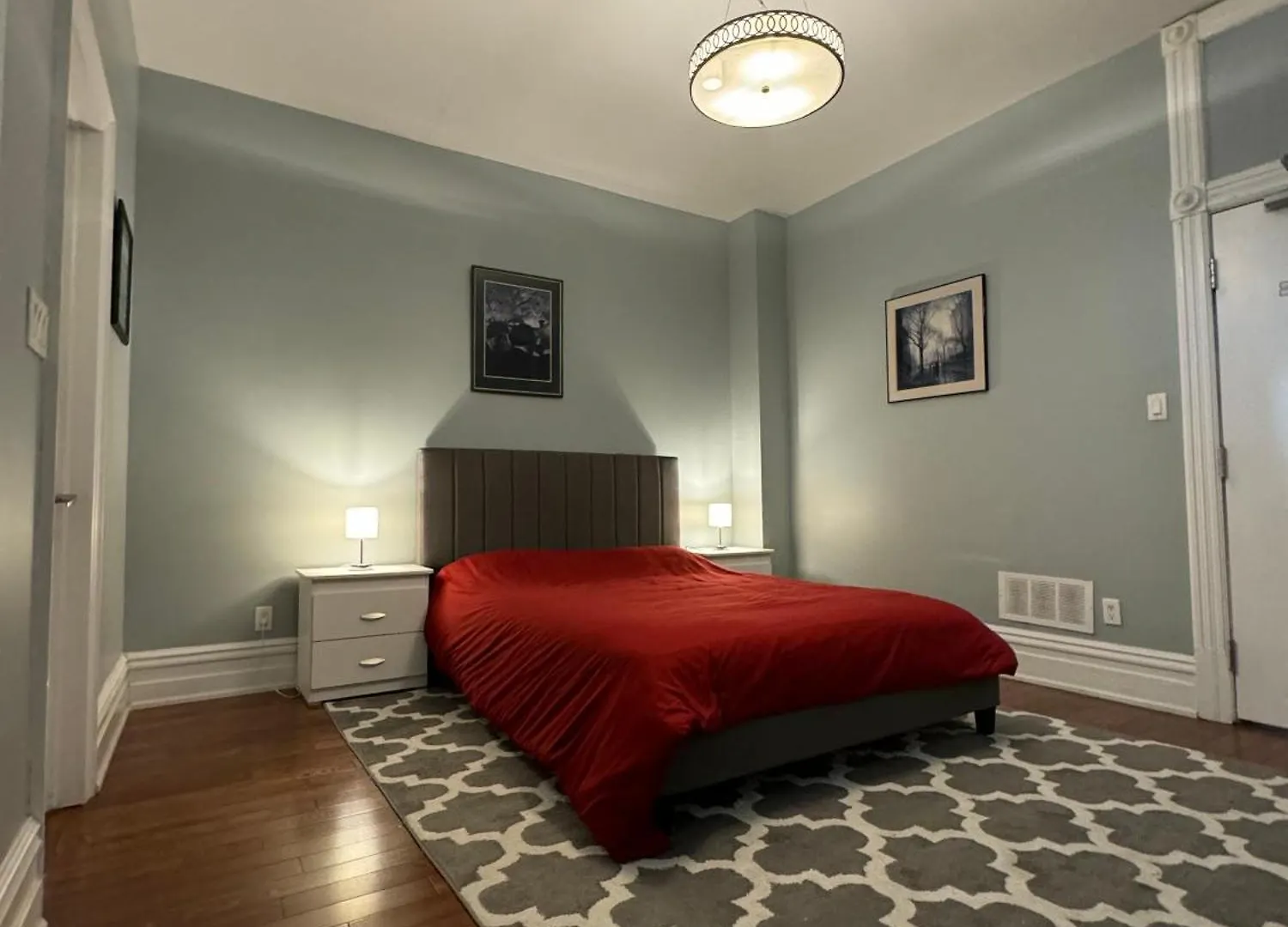 Spacious Townhouse Close To Dundas Square! Toronto Canada