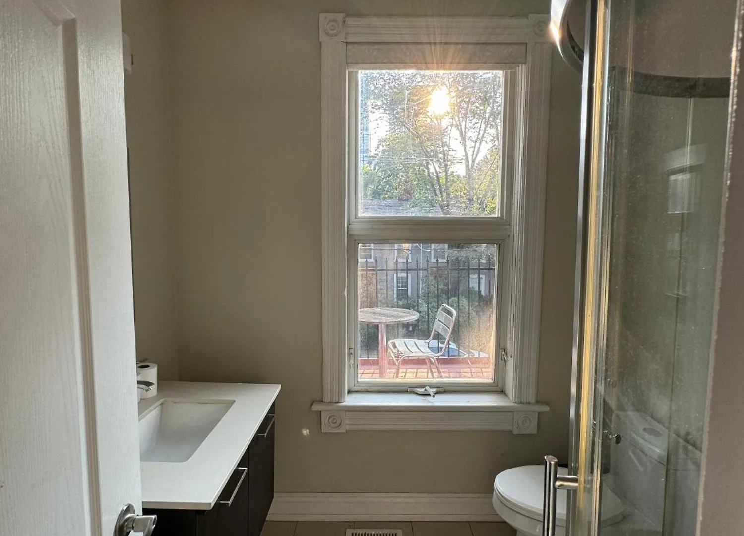 Spacious Townhouse Close To Dundas Square! Toronto Guest house