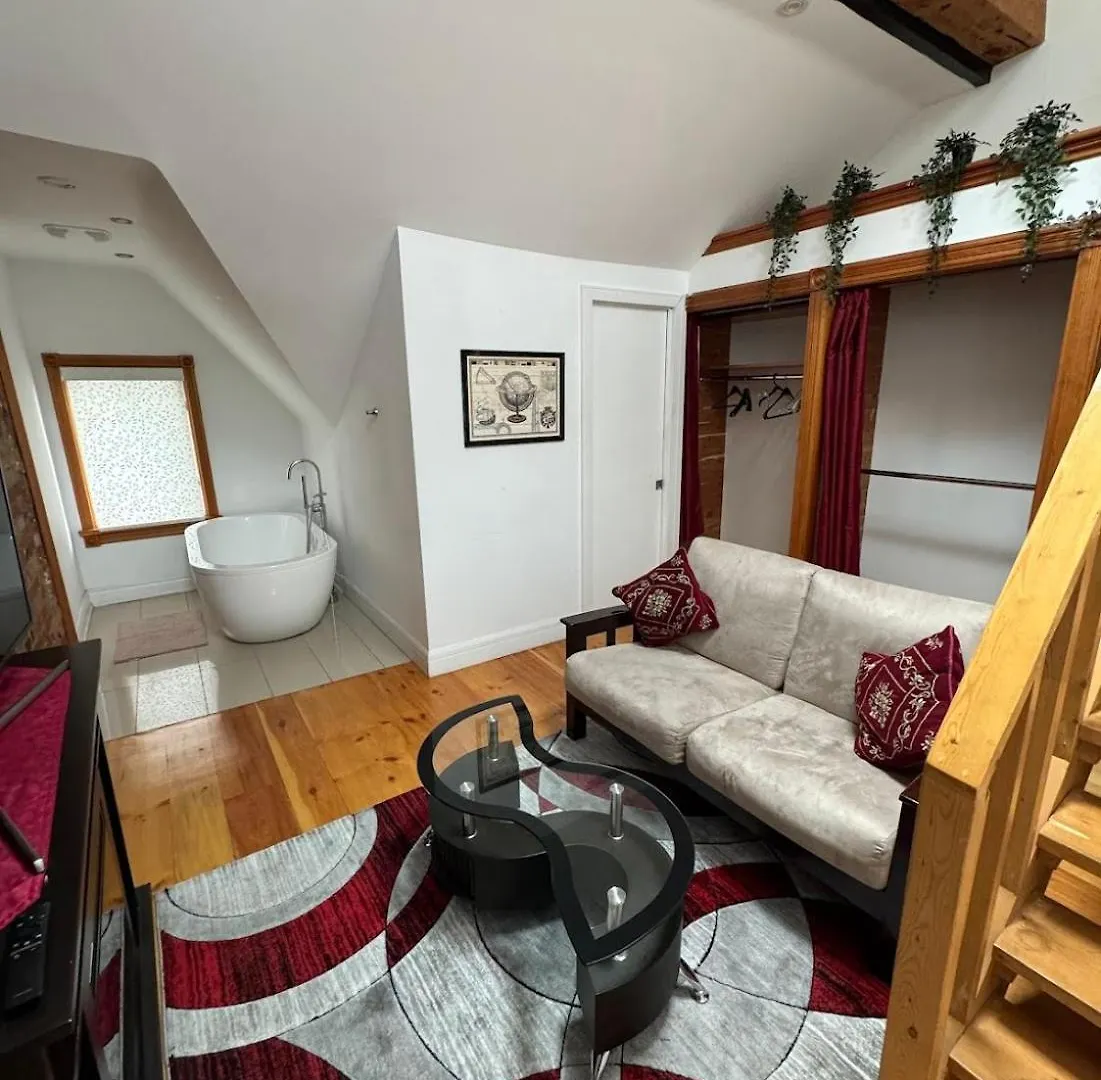 Spacious Townhouse Close To Dundas Square! Toronto 0*,  Canada