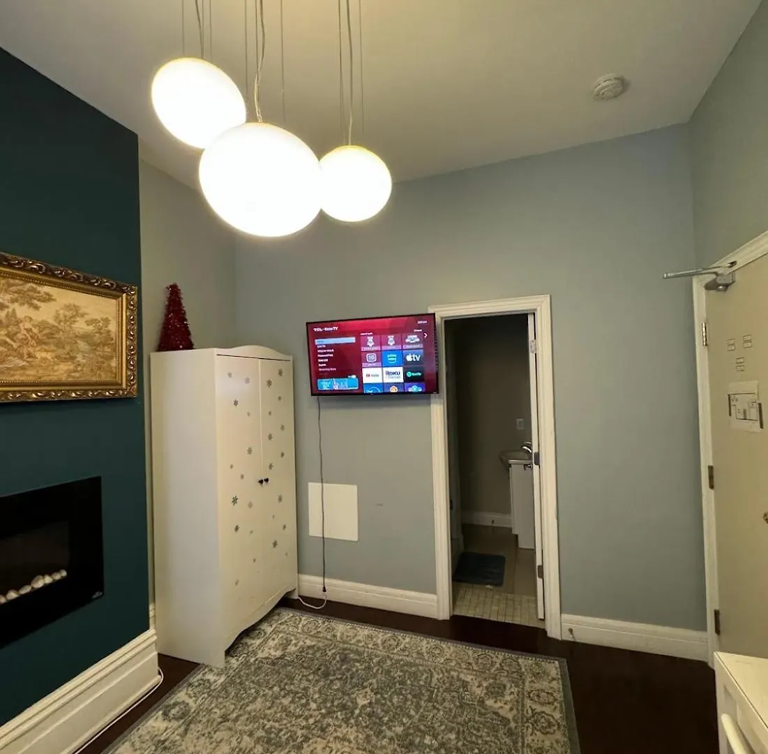 Spacious Townhouse Close To Dundas Square! Toronto Guest house