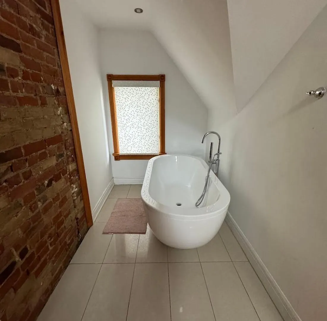 Spacious Townhouse Close To Dundas Square! गेस्ट हाउस Toronto