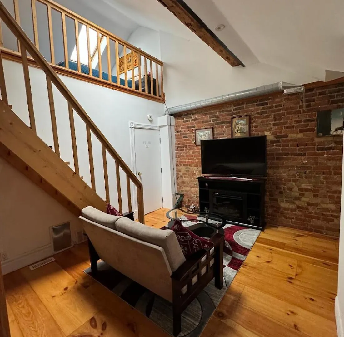 Spacious Townhouse Close To Dundas Square! Canada