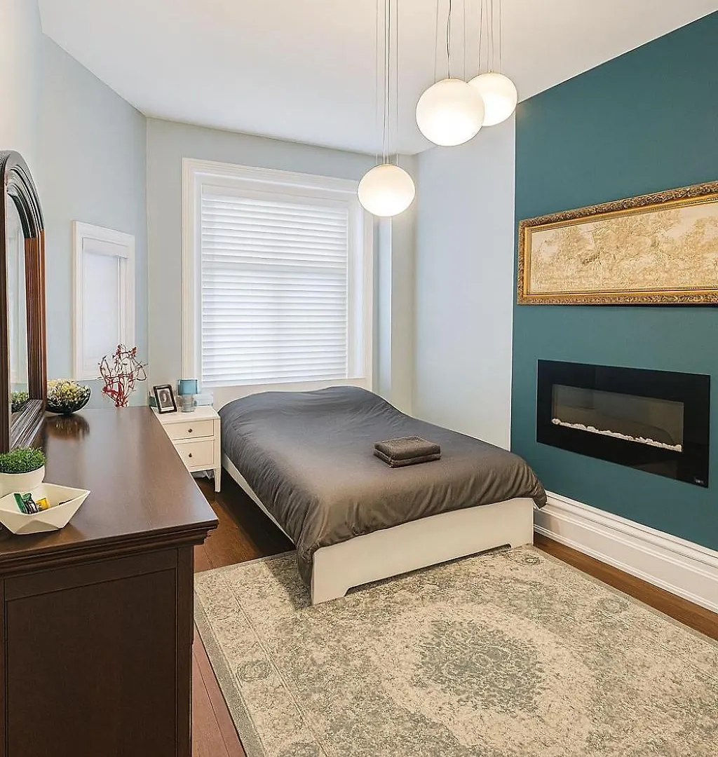 Spacious Townhouse Close To Dundas Square!